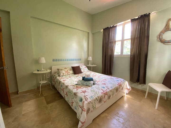 Прв кат - гостинска спална соба бр. 1 (брачен кревет (широк 150-179 см)