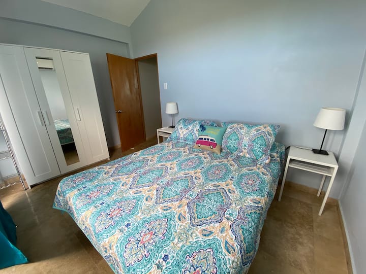 Втор кат - гостинска спална соба (брачен кревет (широк 150-179 см)