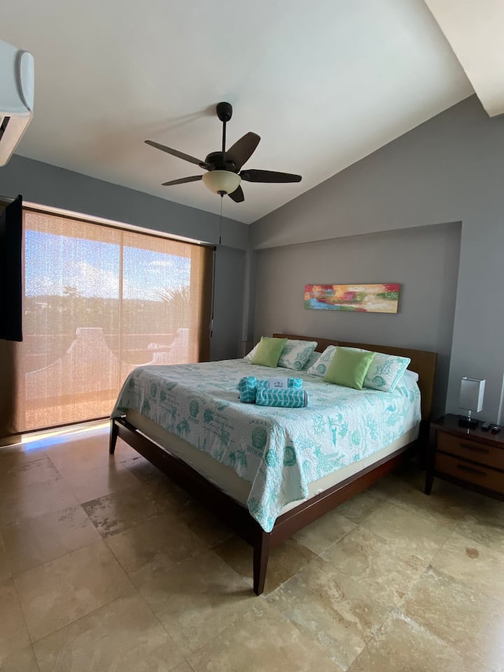 Втор кат - главна спална соба (брачен кревет (широк 150-179 см) со клима уред и паметен телевизор