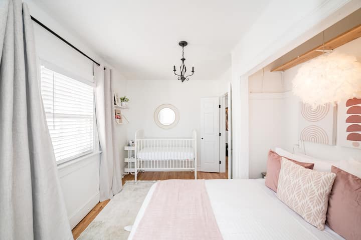 Chumba cha #4 cha kulala kina kitanda cha ukubwa kamili, kitanda cha mtoto, kabati la kujipambia na mapazia ya kuzima.