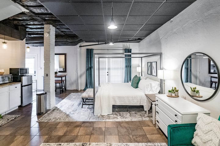 Fleti inaweza kufikiwa ndani ya nyumba au kutoka kwenye mlango wake wa kujitegemea.