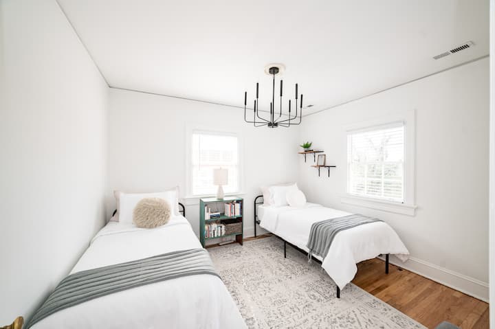 Chumba cha kulala #3 chenye vitanda viwili na kabati