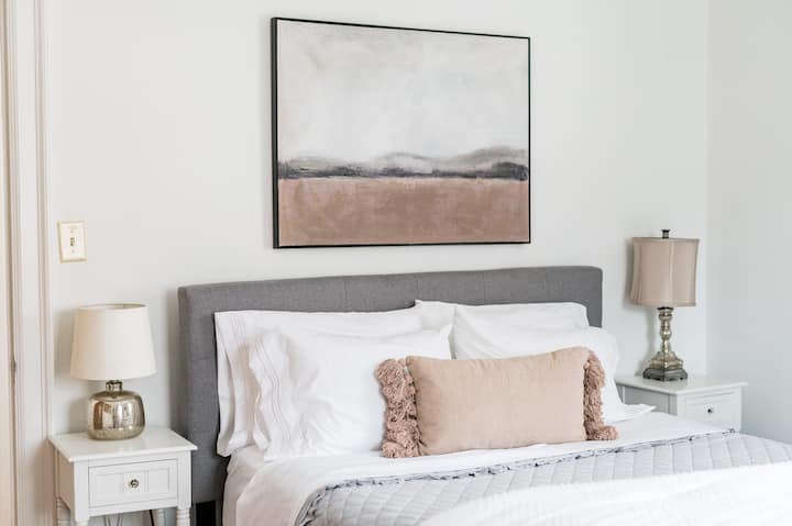 Vyumba 5 vya kulala, mabafu 3. Tani za haiba ya kihistoria na vistawishi vyote vya kisasa!