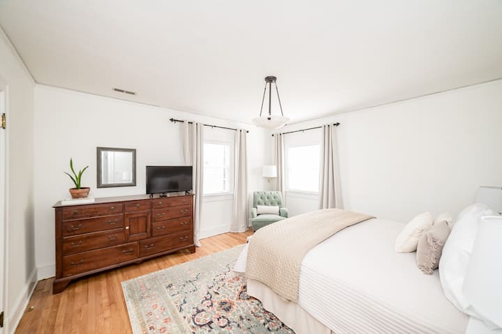 Vyumba 4 vya kulala viko kwenye ghorofa ya juu (chumba cha 5 cha kulala ni fleti ya chini ya ghorofa)

Chumba cha kulala #1 w/ king kitanda, kabati, kabati, televisheni mahiri na mapazia ya kuzima