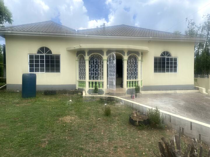 Cheerful 3 bedroom with parking on premises Houses for Rent in