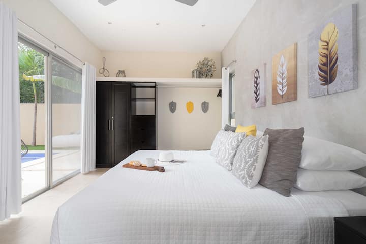 Спална соба бр. 1 на 
долниот кат, брачен кревет (широк 150-179 см), клима уред, вентилатор на таванот, целосна бања, постелнина, завеси за затемнување, поглед кон базен