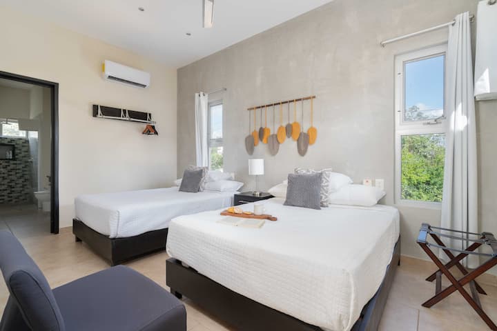 Спална соба бр. 3 на горниот кат
2 кревета со целосна големина, клима уред, вентилатор на таванот, целосна бања, постелнина, завеси за затемнување