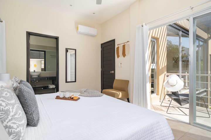 Спална соба бр. 2 Брачен кревет (широк 180-220 см) на горниот кат,
клима уред, вентилатор на таванот, целосна бања, постелнина, завеси за затемнување, балкон со поглед кон базен