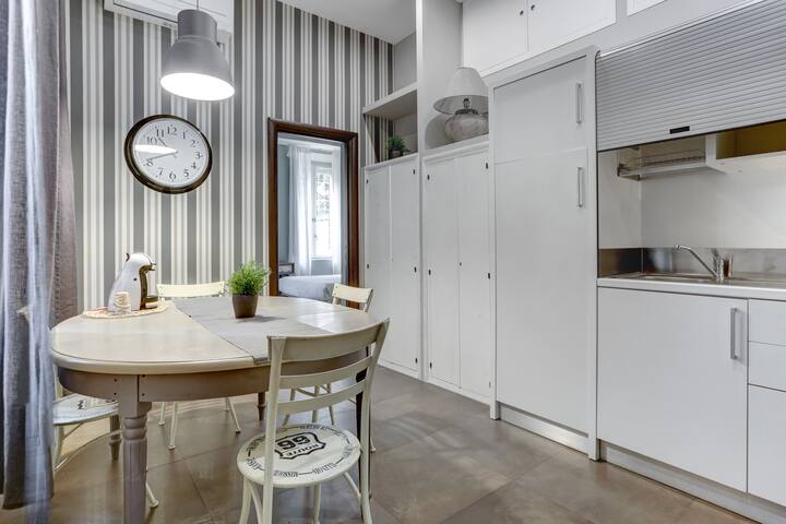 Group apt (3 bedrooms 3 bathrooms) near Colosseum