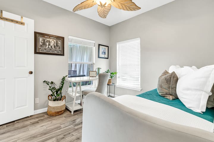 Radni stol u 2. spavaćoj sobi s pogledom na vodu.