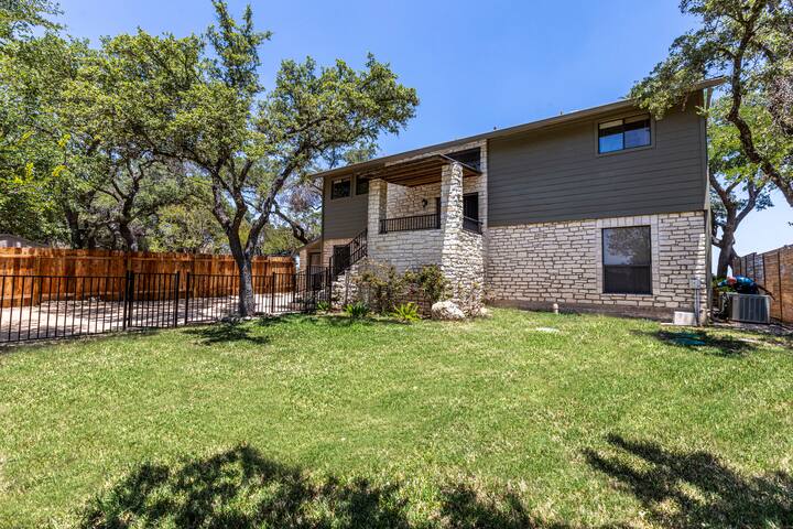 Panoramic views of Lake Austin high in the hills gallery image 5