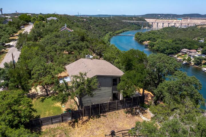 Panoramic views of Lake Austin high in the hills gallery image 2