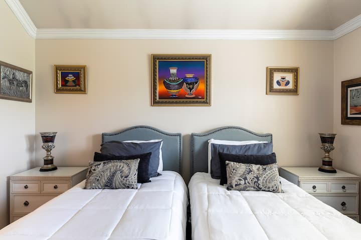 EL DORMITORIO CON DOS CAMAS INDIVIDUALES