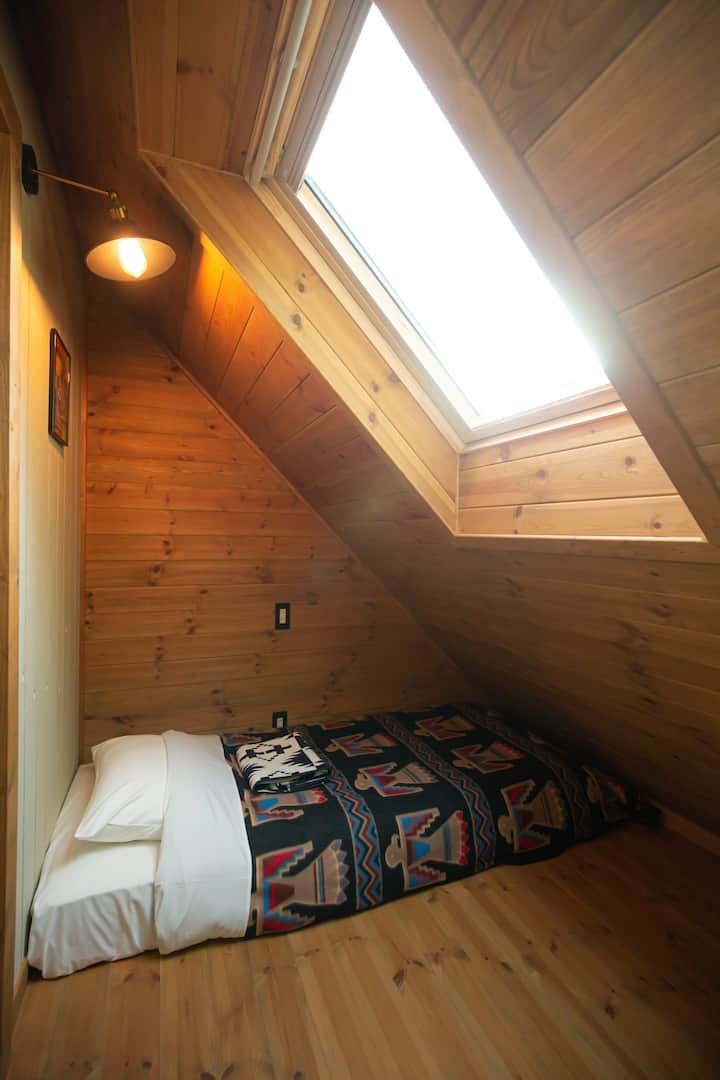 [Room] Hideaway Twin Room (Room for 2)