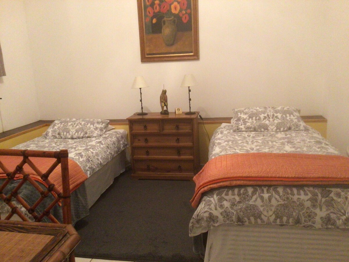 Spavaća soba 3 s 2 kreveta za jednu osobu