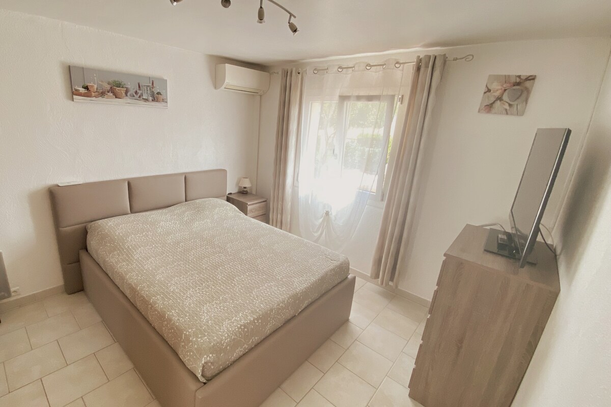 卧室3 - 160厘米床、衣橱、电视、空调。 