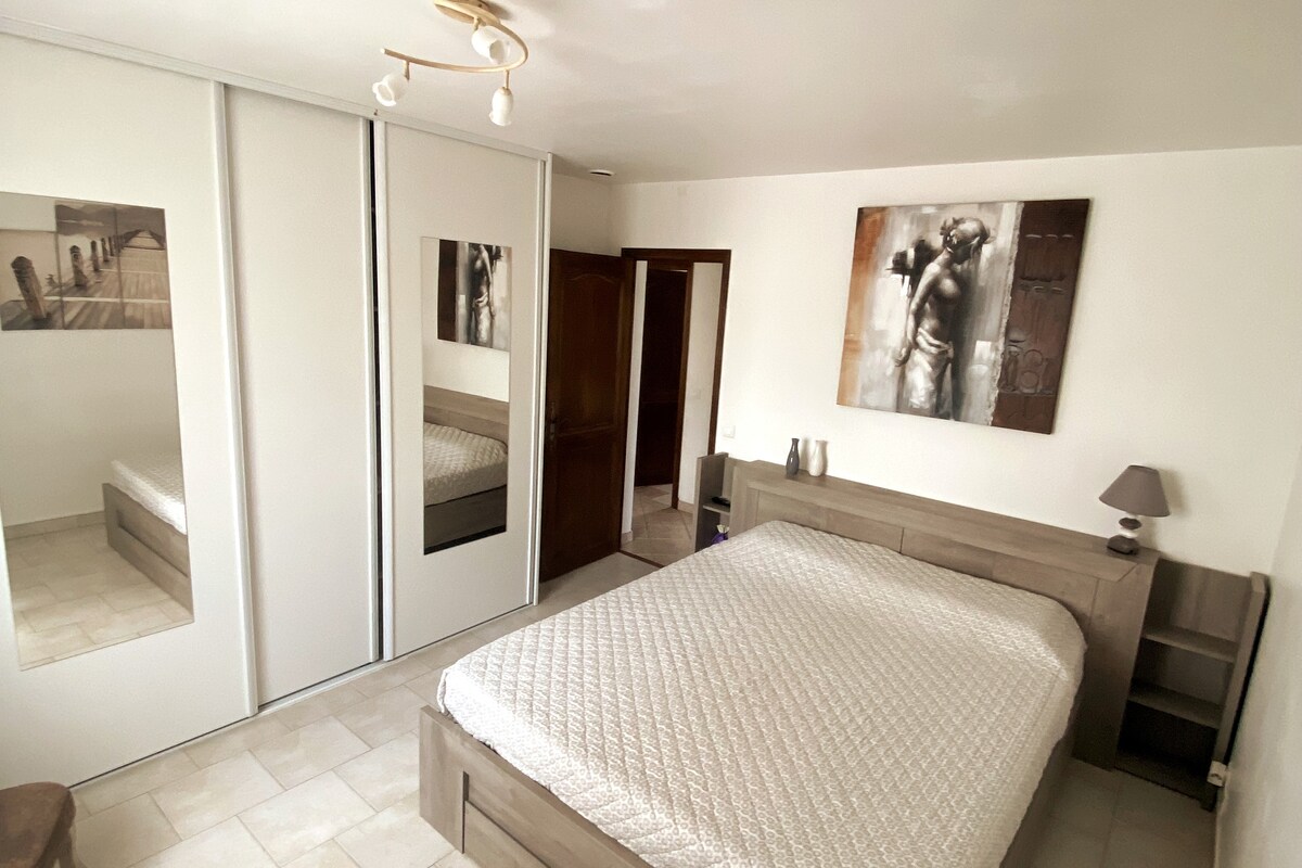 卧室2 - 160厘米床、电视、空调。 