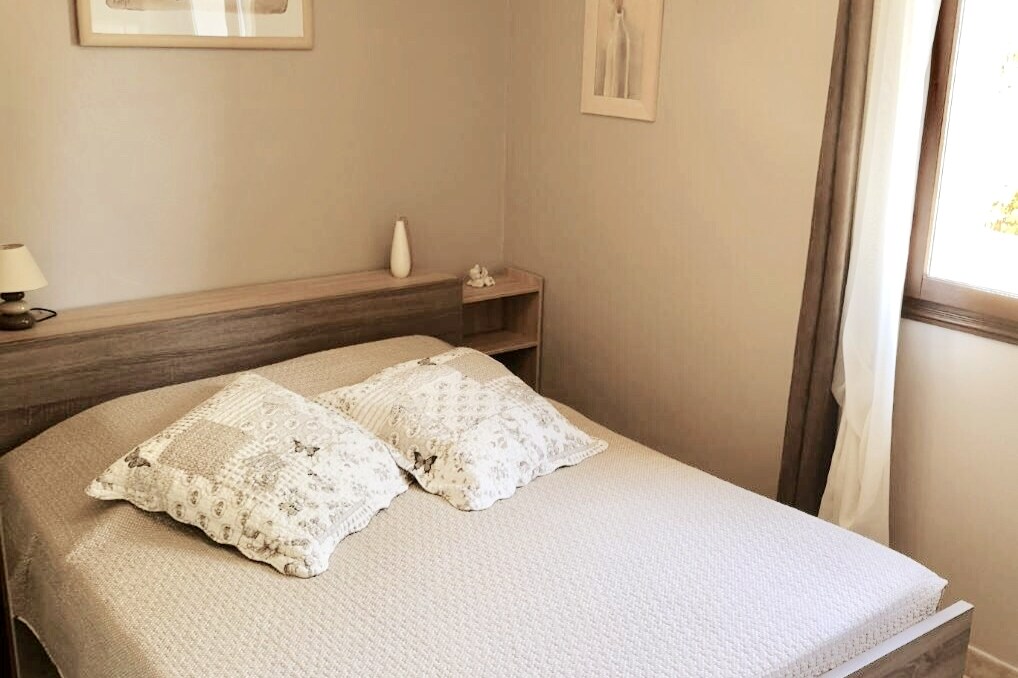 卧室1 - 160厘米的床、衣柜、电视。