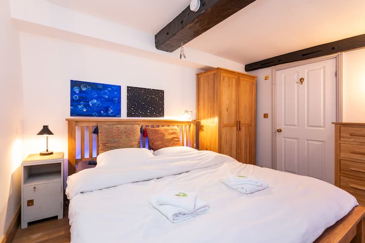 Pangusa kitanda kwenye ngazi ya mezzanine. 