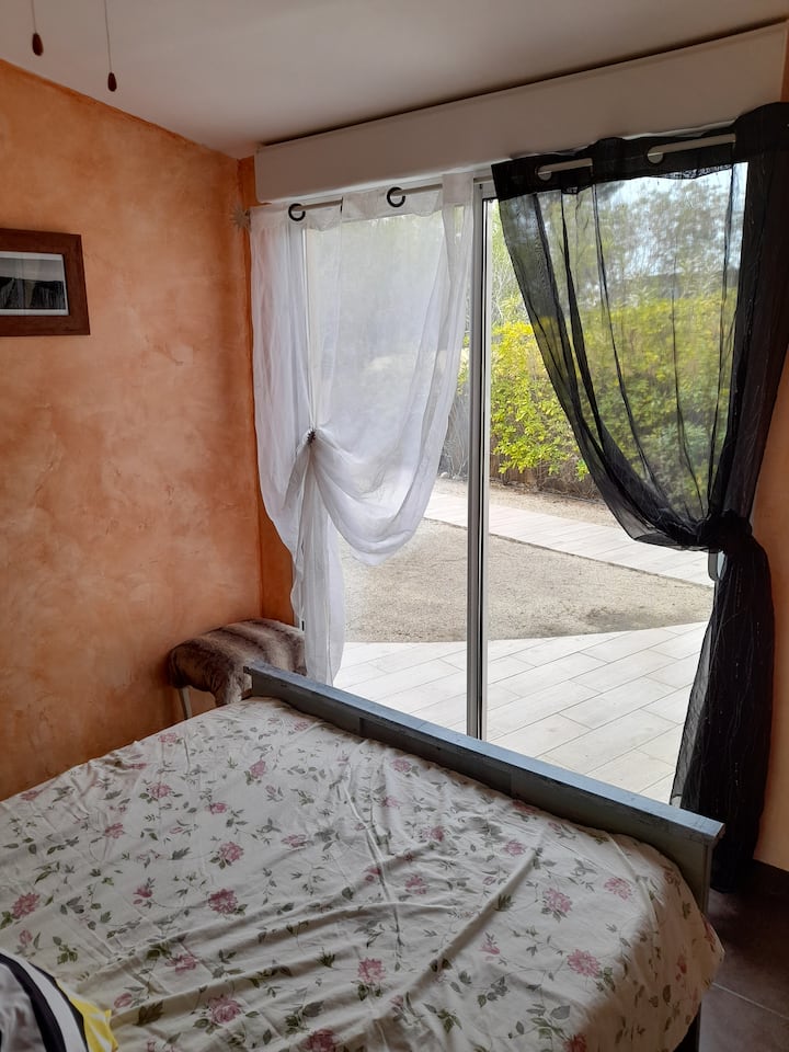 habitación con vistas al jardín