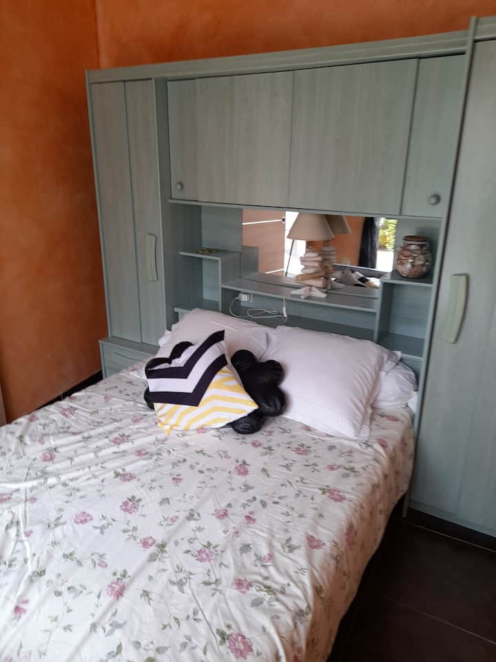 Una primera habitación cama 2 personas