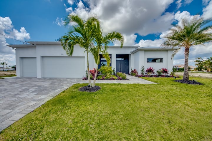 Heated Pool | Canal | Modern | New | Southern Exp - Villas for Rent in Cape  Coral, Florida, United States - Airbnb