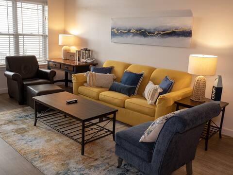 121- Cheerful 2 Bedroom Lake View Condo w/Patio
