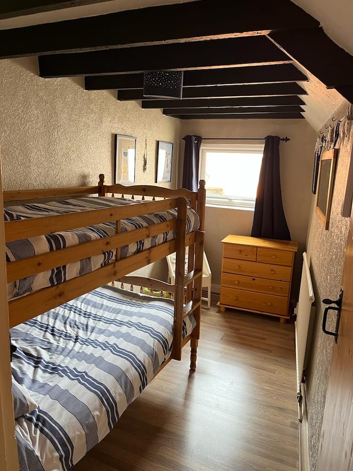 חדר שינה עם מיטות קומתיים