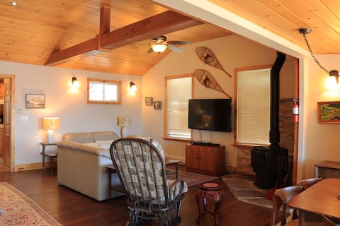 Popular Airbnb listing: Stunning Waterfront Cottage & Bunkie! in Simcoe