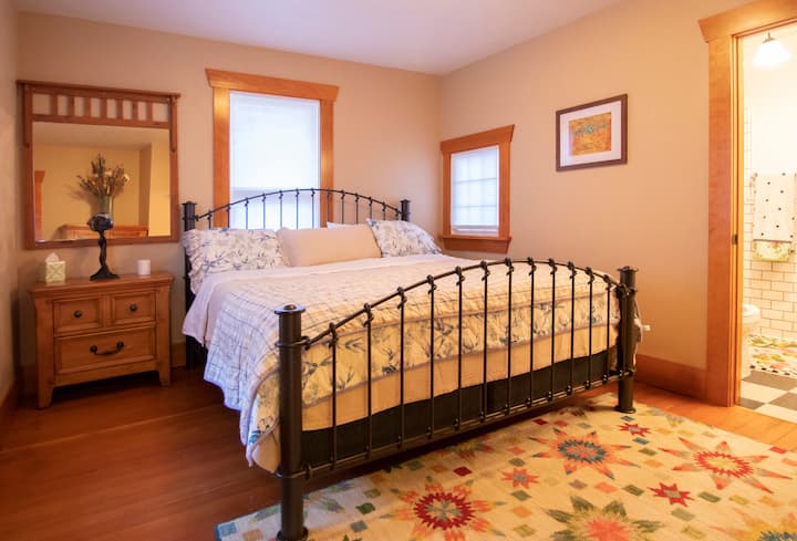 El dormitorio principal: sumérgete en una maravillosa relajación en este santuario de dormitorios artesanales, junto a una suntuosa cama tamaño king de espuma viscoelástica. Con el lujoso callejón del pavo real y la ropa de cama Bella Notte y la acogedora calidez, todas las noches se siente como un refugio real