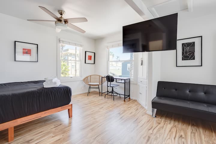 Venicebeach Chic Studio Stepsto Beach  Wifi/park/2 - Santa Monica, CA