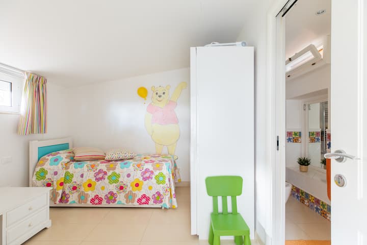 第二间卧室，最多3张单人床，带套房浴室，带淋浴间和马桶