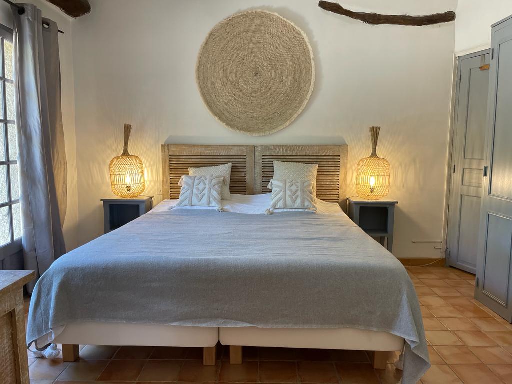 סוויטה ראשית, חדר שינה 1, מיטה 1 מ' 80