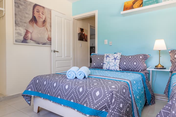 El dormitorio ofrece un refugio de lujo, con una cama que promete noches de descanso y una habitación que se siente como un oasis privado.