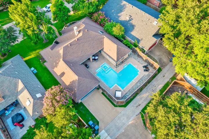 Luxury House with Heated Pool and Spa, 4 Bedrooms. gallery image 5