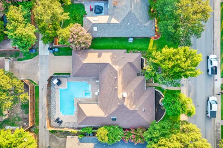 Luxury House with Heated Pool and Spa, 4 Bedrooms. gallery image 2