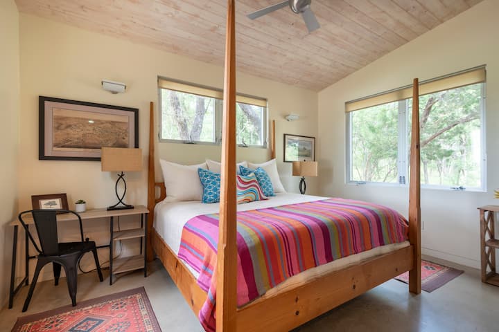 Საძინებელი №1 აღჭურვილია სამუშაო მაგიდით, სკამითა და დიდი საწოლით.