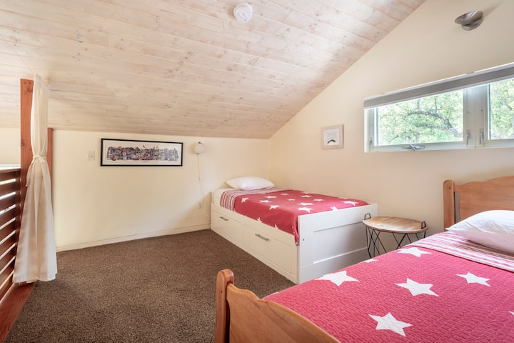 Ლოფტი №1-ში არის ორი ორადგილიანი საწოლი.  Თეთრ საწოლს აქვს უჯრები და გადადის გვერდით საწოლში, რომ მეფე შექმნას.