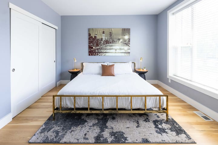 غرفة النوم الرئيسية الأولى ، 1 سرير ميموري فوم كبير