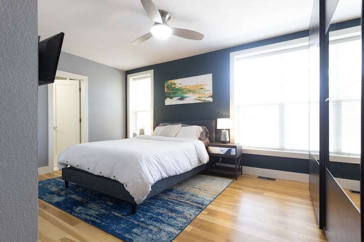 غرفة النوم الرئيسية الثانية ، 1 سرير بحجم كبير مع حمام كامل خاص