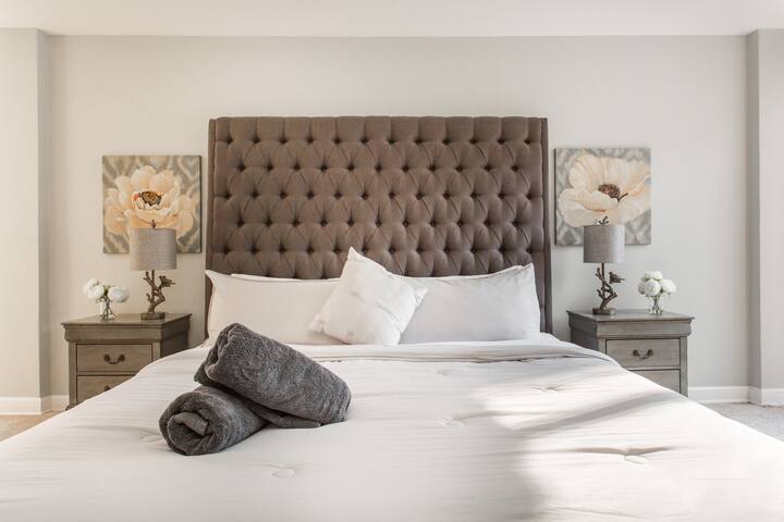 MARVELOUS MAG MILE 2BD/2BA (+Rooftop) gallery image 2