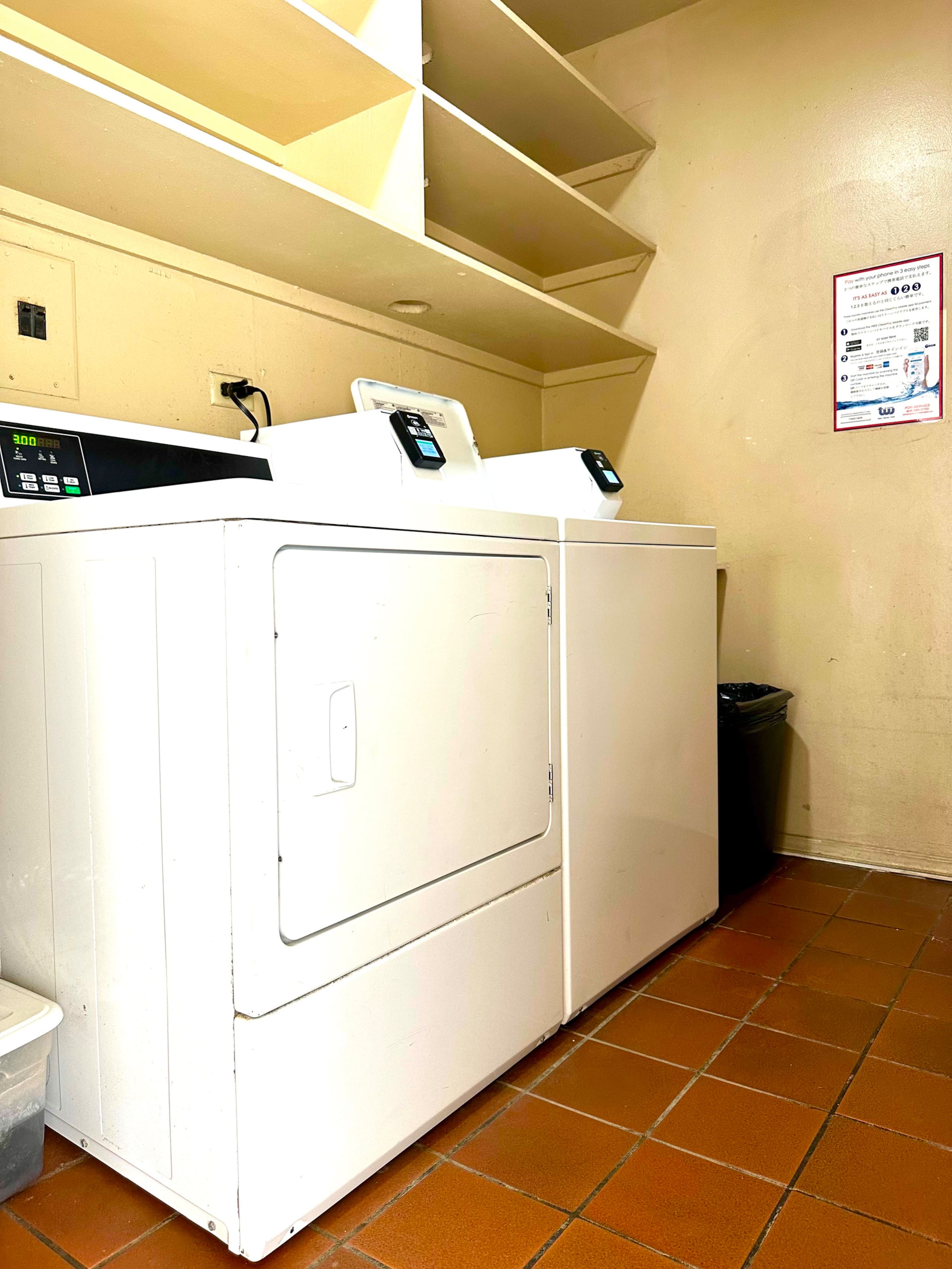 Condo in Honolulu · ★4.75 · 2 bedrooms · 3 beds · 1 private bath - Image 25
