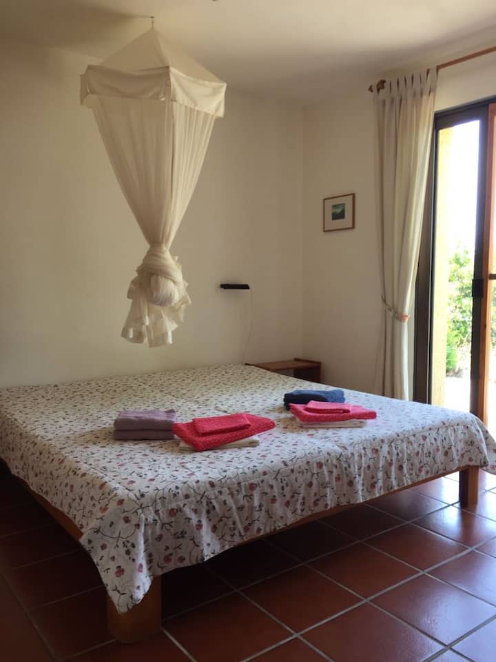 Спална соба со брачен кревет (широк 150-179 см)