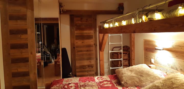 חדר שינה צמוד לסלון המורכב מארון, המצויד במיטה זוגית (160x200), 2 מיטות גבוהות המאפשר גישה למרפסת וחדר רחצה עם אמבטיה, שירותים ובידה. 