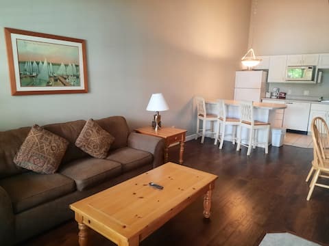 320- One Bedroom Condo Suite w/2 Queens