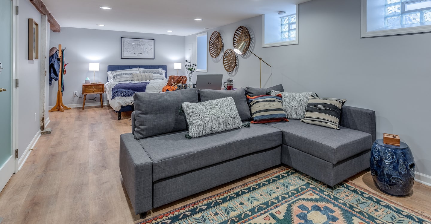 Studio 10 min to Airport & DWTN w/ AC, Parking