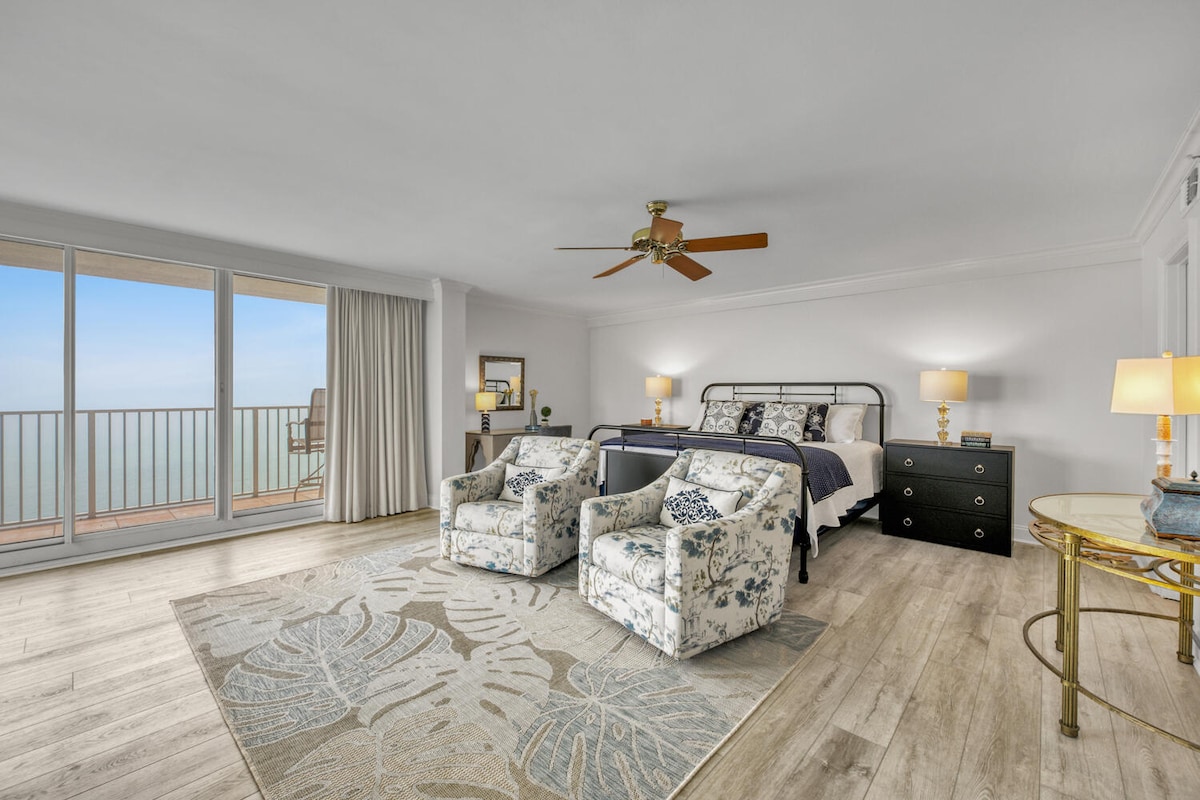 חדר שינה ראשי - מיטת קינג, גישה למרפסת וחדר רחצה צמוד