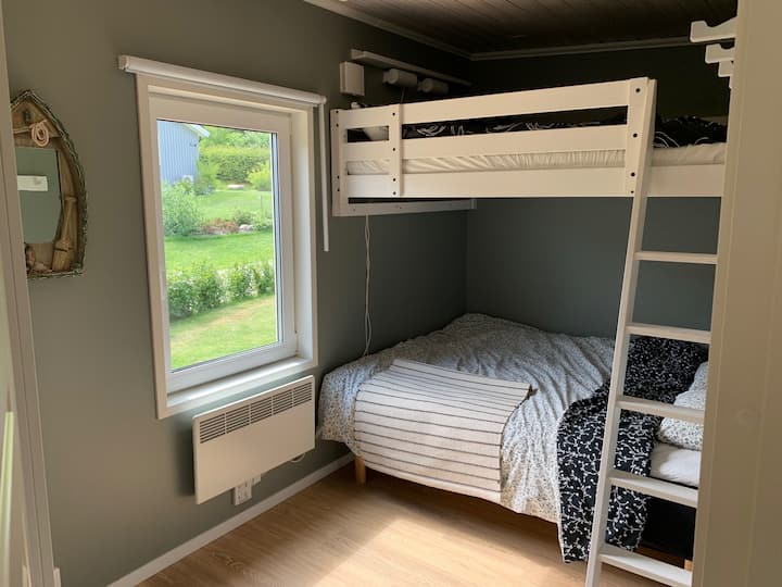 2. spavaća soba, bračni krevet na kat s četiri kreveta. Prostor za putni krevetić za djecu. 