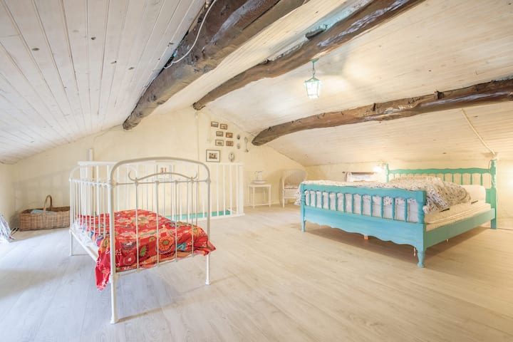 Dormitorio 1, con una cama doble y una cama para bebés.