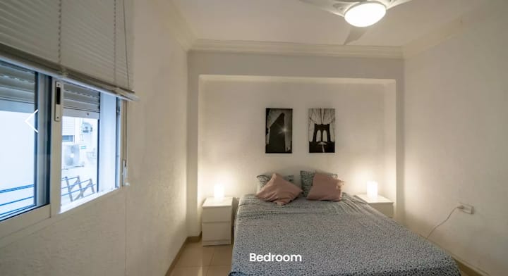 Dormitorio principal con cama de 150 x 190 y armario ropero.